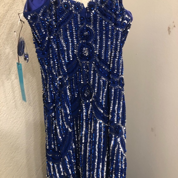 Formal dress - Picture 5 of 5